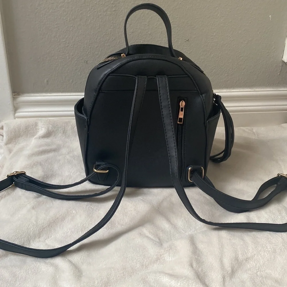 Faux leather | Black | Medium Size | Gold hardware | Backpack